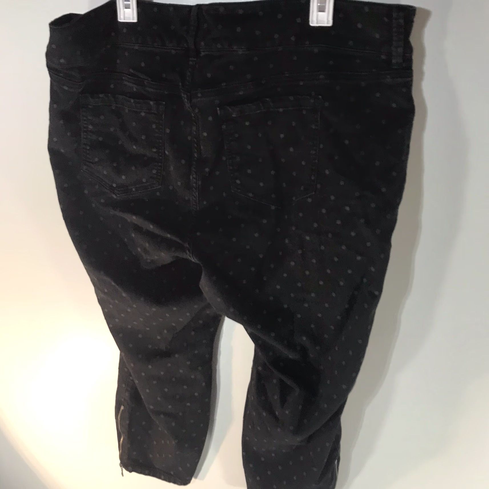Torrid VINTAGE Torrid Denim Cropped Jeans Womens Size 24S Black W-Grey Polka Dots Cotton Stretch Summer 90s Size 42" / US 20 - 4 Thumbnail