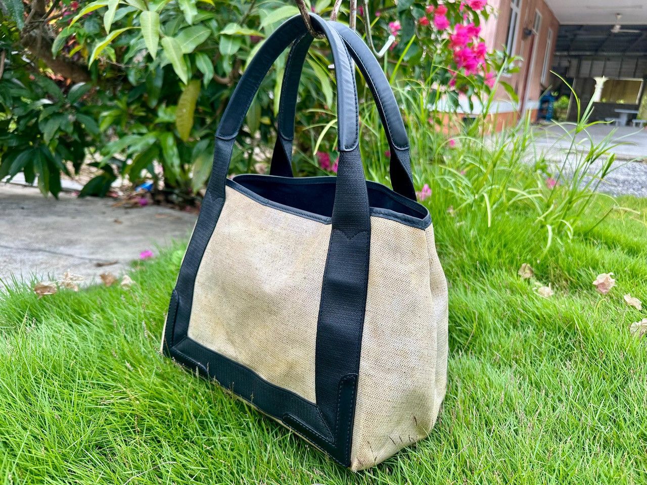Balenciaga Authentic Balenciaga Navy Cabas Small in Beige Tote Bag Size ONE SIZE - 5 Thumbnail