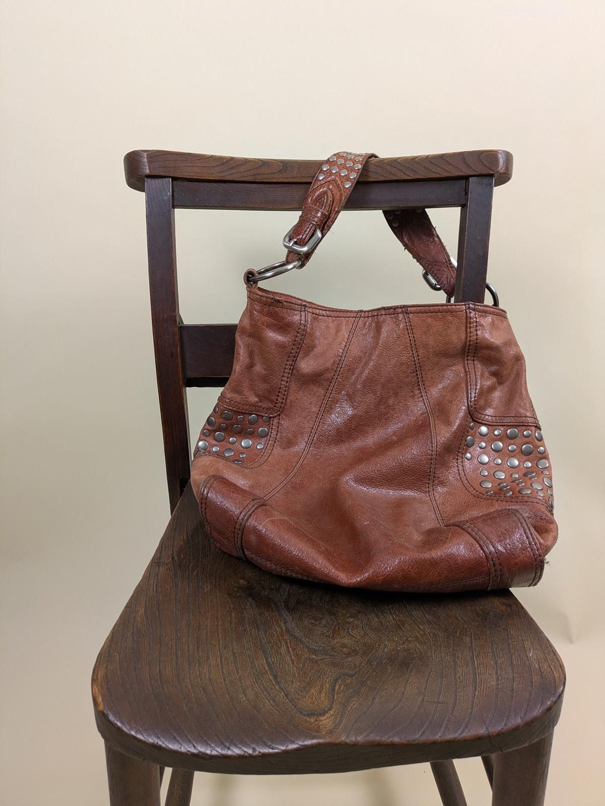 Other 2000's / Y2K brown distressed studded hobo bag Size ONE SIZE - 1 Thumbnail