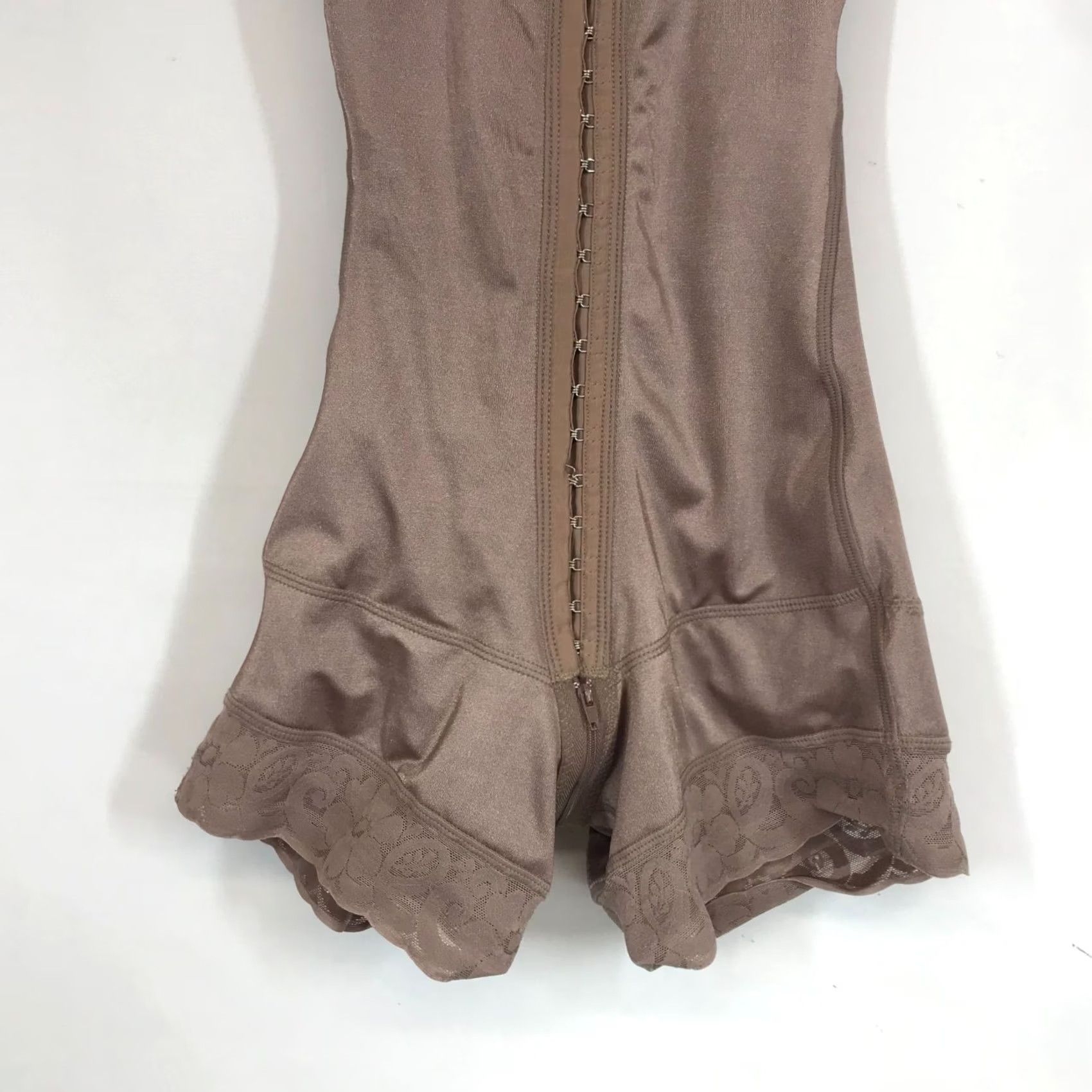 Vintage NEBULA WOMEN'S S BEIGE ROUND NECK SLEEVELESS ABDOMINAL COMPRESSION SHORTS SHORTS Small Women Beige N/A Size 28" / US 6 / IT 42 - 3 Thumbnail