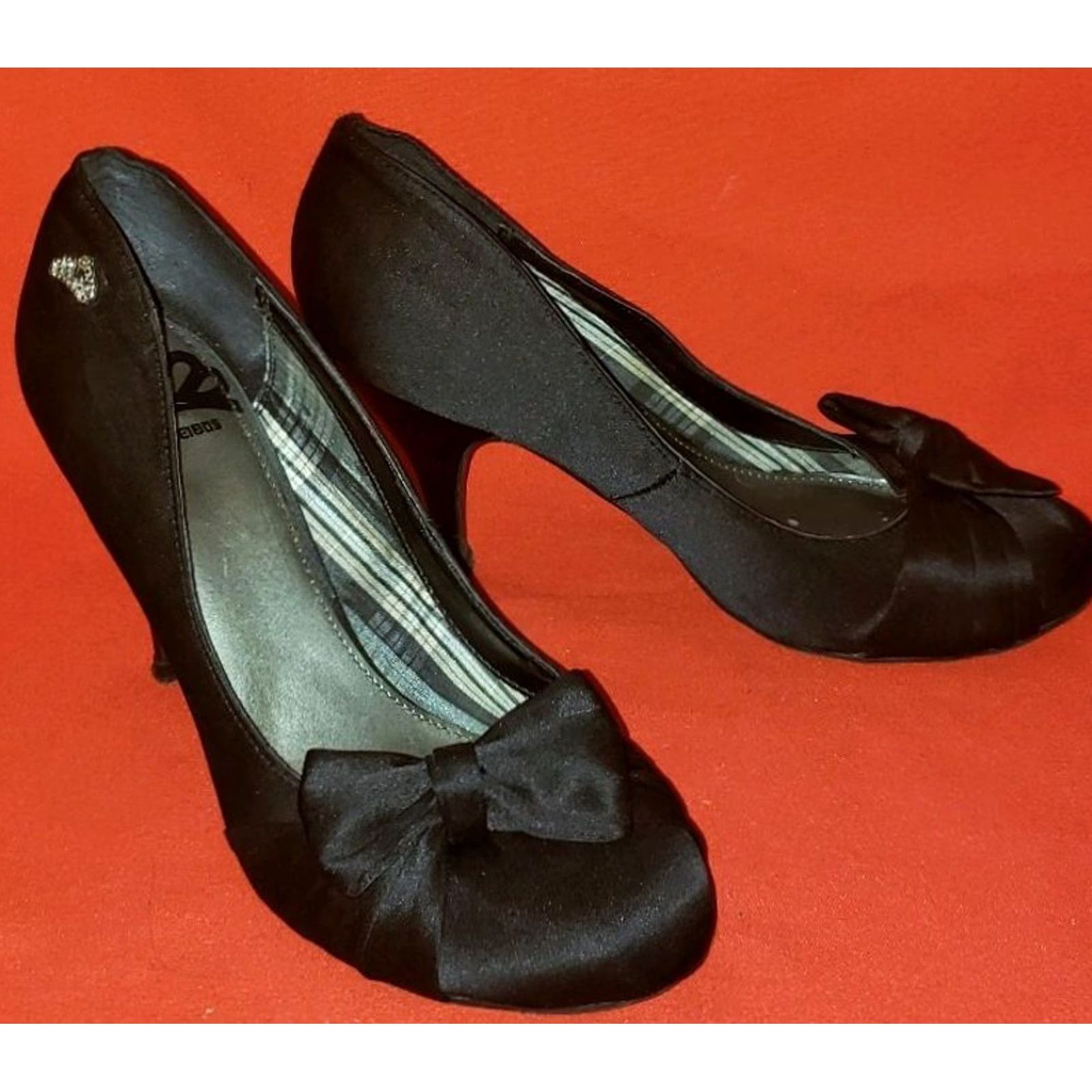 Vintage Fergalicious Pumps Kitten Heel Black Bow 8M Women’s Dress Evening Party Shoes Satin Leather Insole Size US 6 / IT 36 - 2 Thumbnail