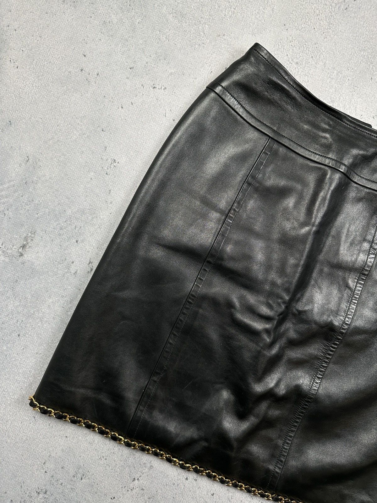 Chanel Vintage Chanel Boutique Black Leather Skirt Gold Chain Trim Size 28" / US 6 / IT 42 - 6 Thumbnail
