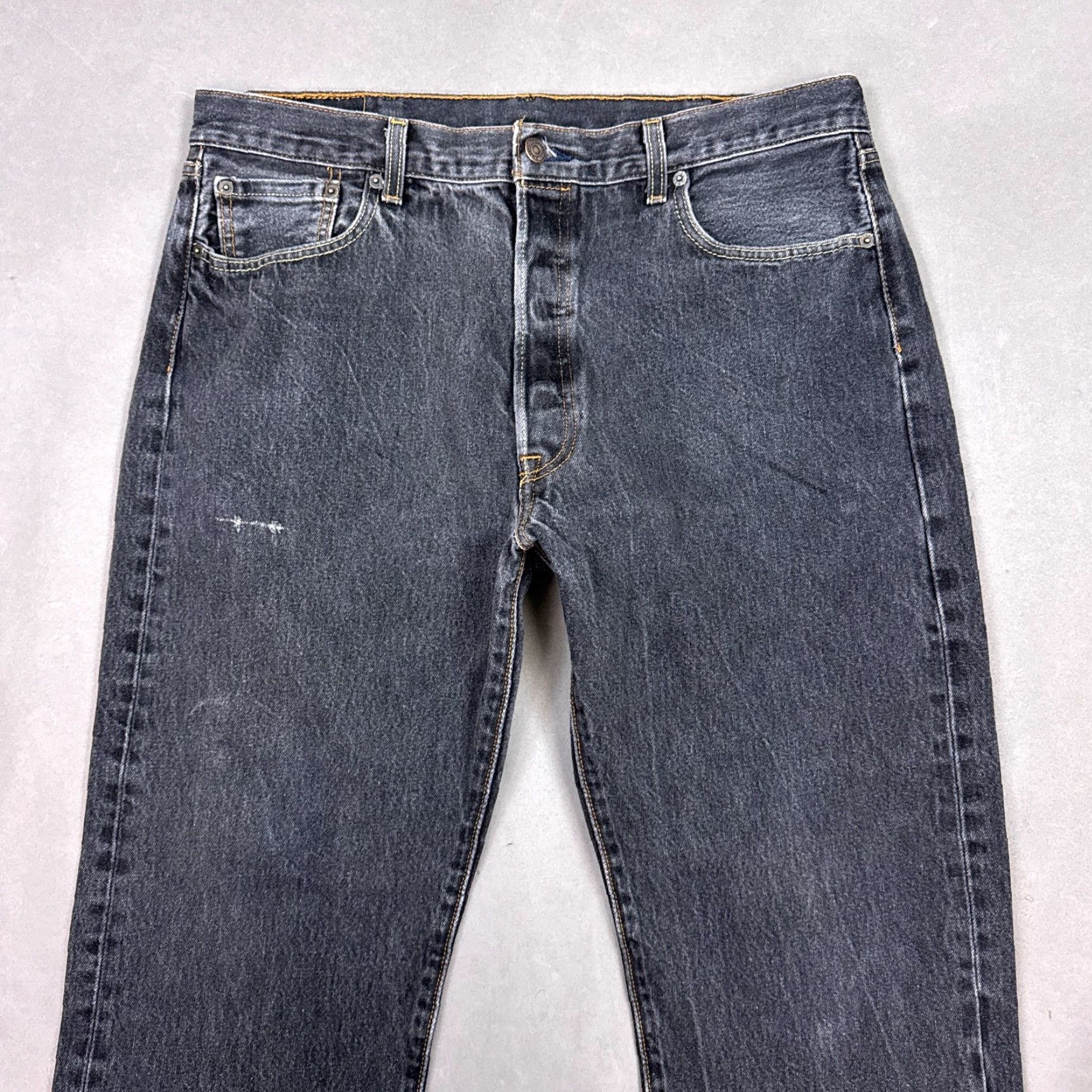 Levi's VINTAGE Levis 501 Jeans Mens 36x30 Black Denim Button Fly Dark Faded 90s Style Mens Boys Girls? Size US 38 / EU 54 - 4 Thumbnail