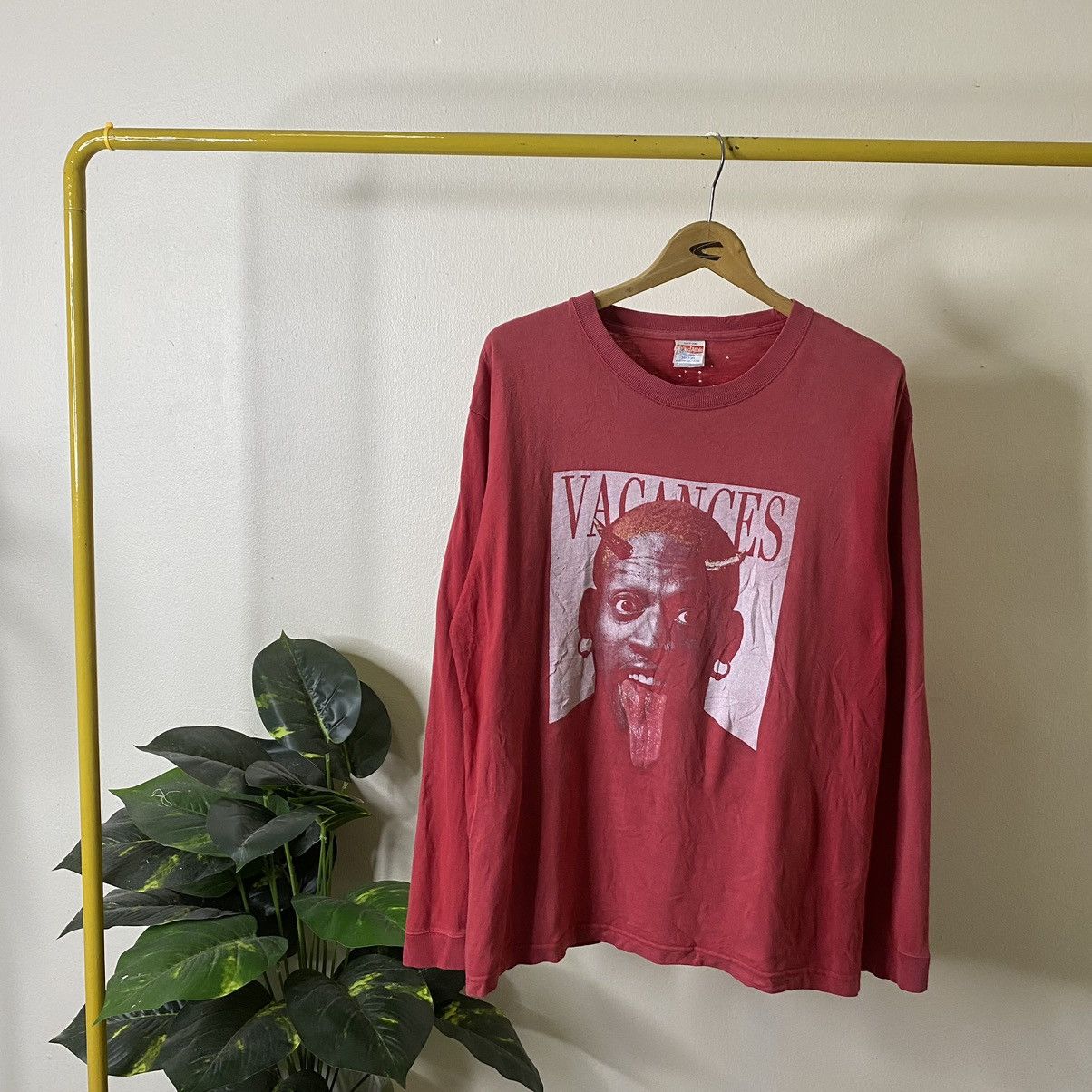 Vintage Vintage 2000s Vacances Dennis Rodman Devil LS Faded Red Tee Size US L / EU 52-54 / 3 - 1 Thumbnail