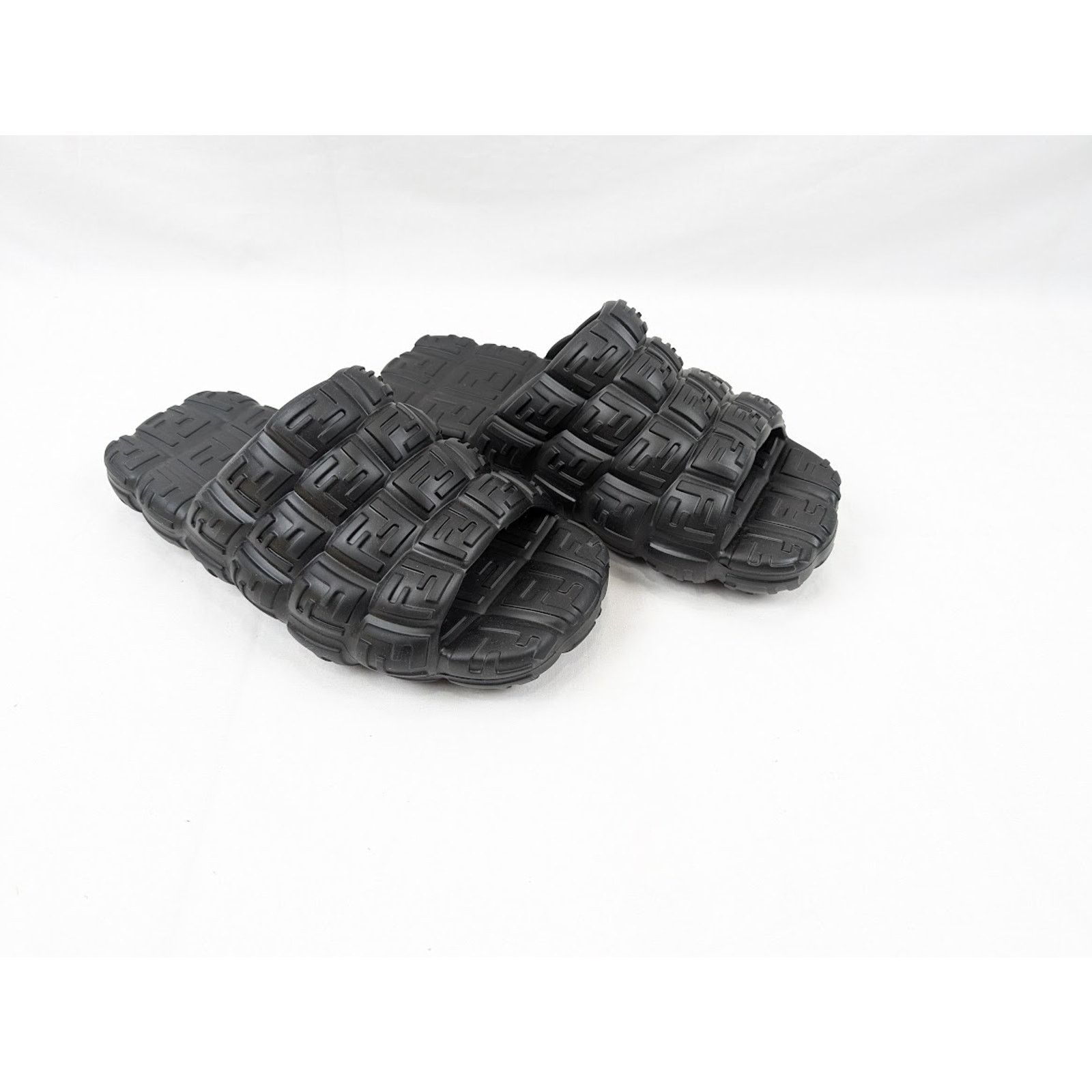 Fendi o1rshd1 Rubber Sole Fendi Logo Slipper Slide Sandal in Nero Size US 7 / EU 40 - 1 Thumbnail