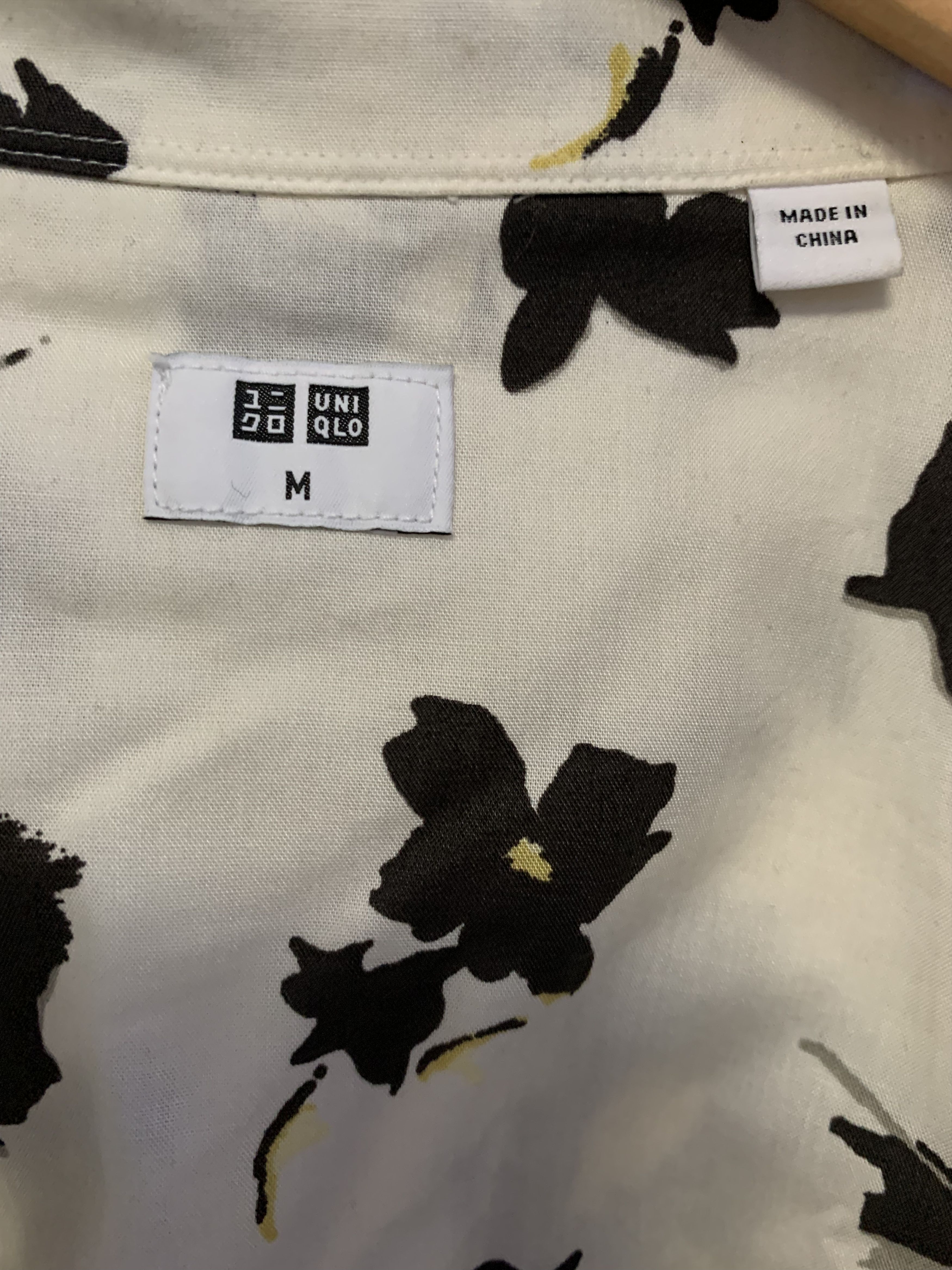 Uniqlo UNIQLO Black Flowers Button Down Shirt ⊛ OFFWT/YLW/BLK ⊛ New Size US M / EU 48-50 / 2 - 4 Thumbnail