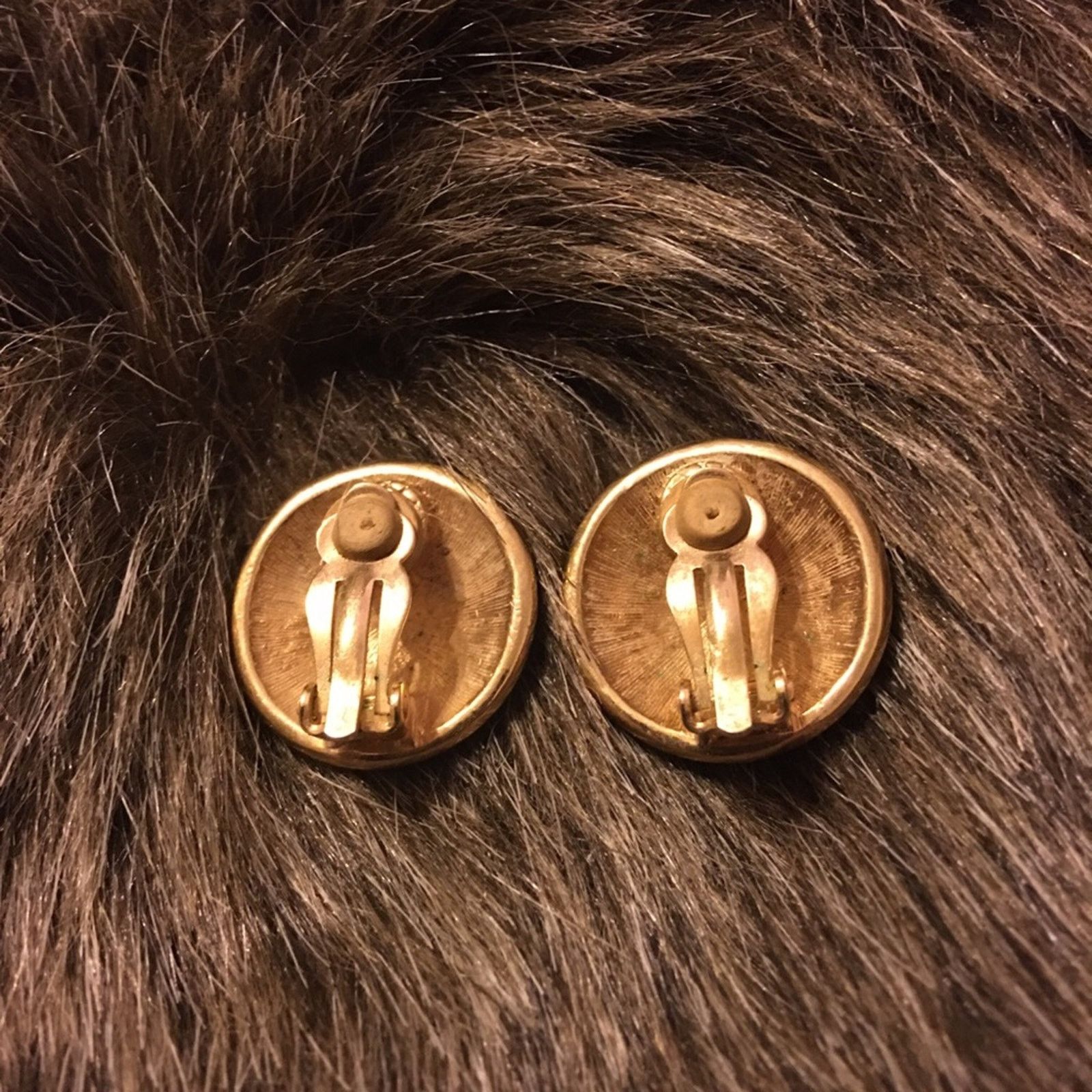 Vintage Vintage gold tone enamel rhinestone clip earrings Size ONE SIZE - 3 Thumbnail