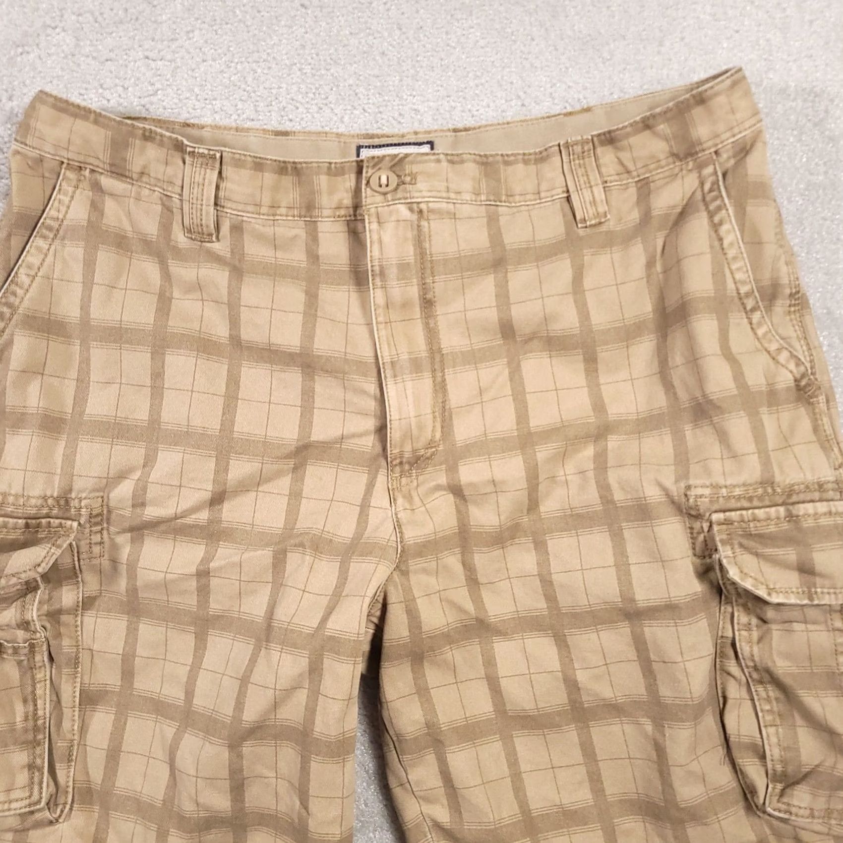 Izod VINTAGE Izod Cargo Shorts Mens 38 Tan Check Flat Front 90s Mens Regular 100% Cotton Beige Pocket Zipper Button Casual Travel Summer Spring Fall Size US 38 / EU 54 - 3 Thumbnail