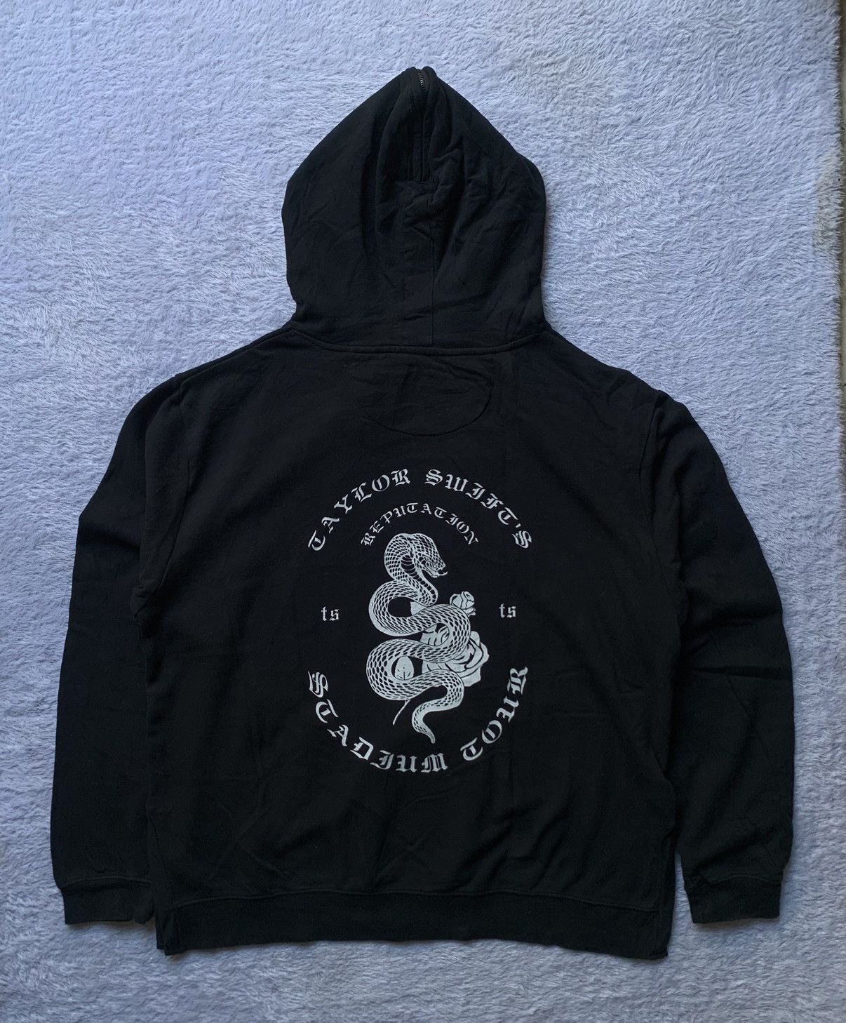 Band Tees Taylor Swift reputation stadium tour 2018 L Oversized Size US L / EU 52-54 / 3 - 7 Thumbnail