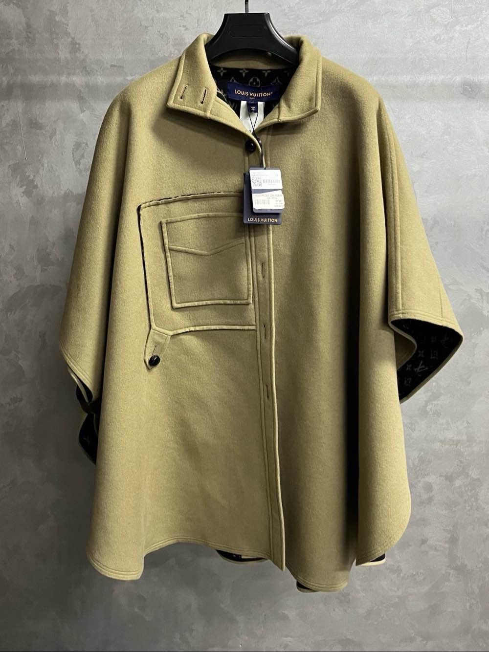 Louis Vuitton Louis Vuitton Monogram Reversible Cape Coat Size 42 Size M / US 6-8 / IT 42-44 - 1 Thumbnail