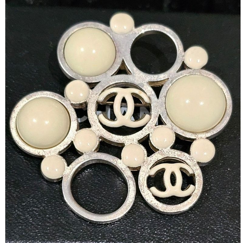 Chanel Vintage Chanel Metal Brooch with White Enamel CC Logos Size ONE SIZE - 1 Thumbnail
