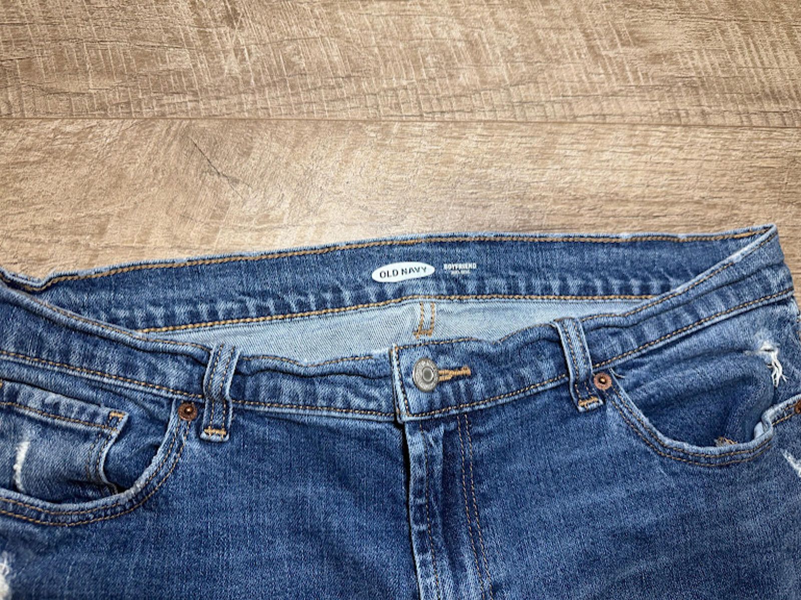 Old Navy Old Navy Mid-Rise Boyfriend Straight Ripped Cut-Off Jeans Size 32" / US 10 / IT 46 - 3 Thumbnail