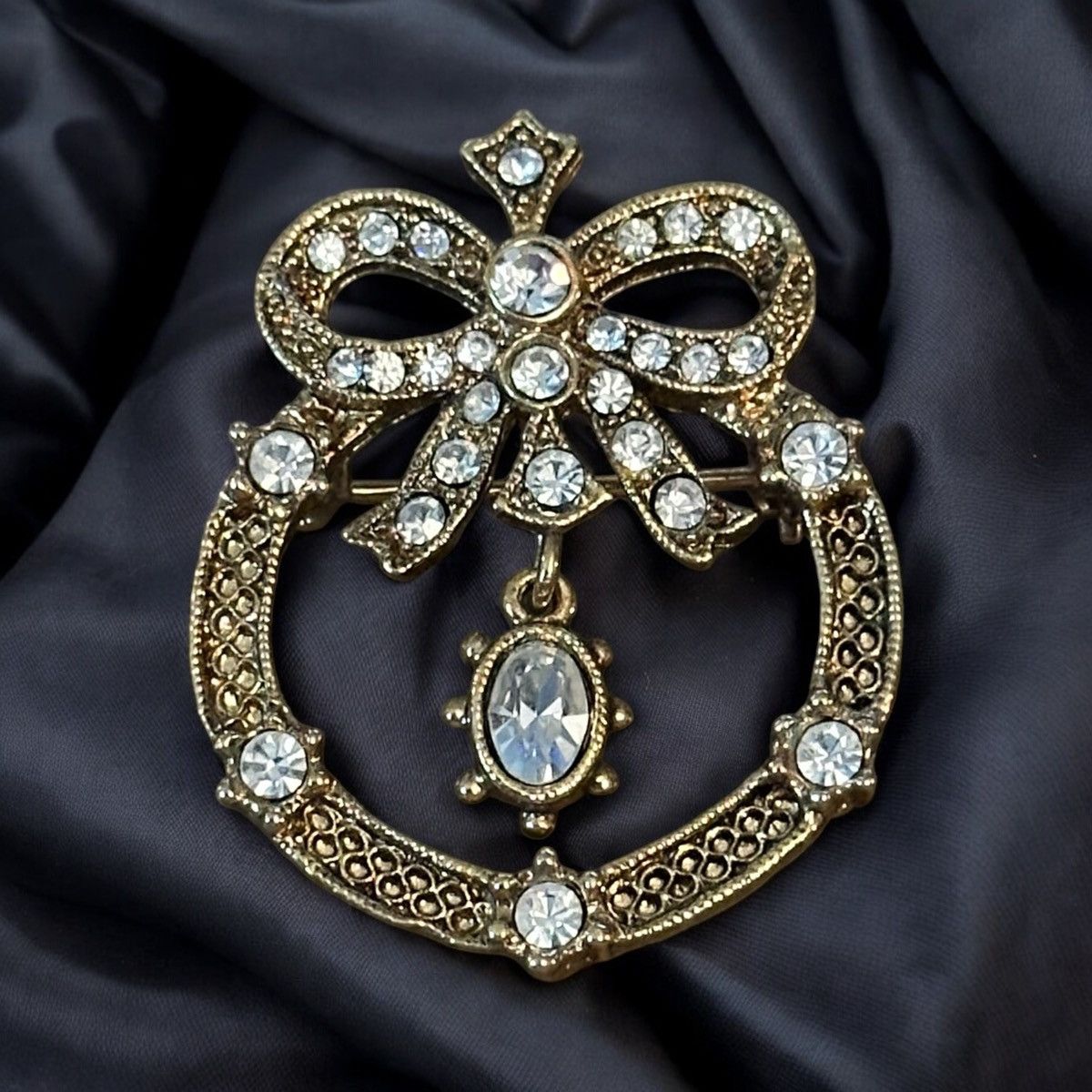 Other × Vintage Vintage 1928 rhinestone bow wreath brooch Size ONE SIZE - 1 Thumbnail