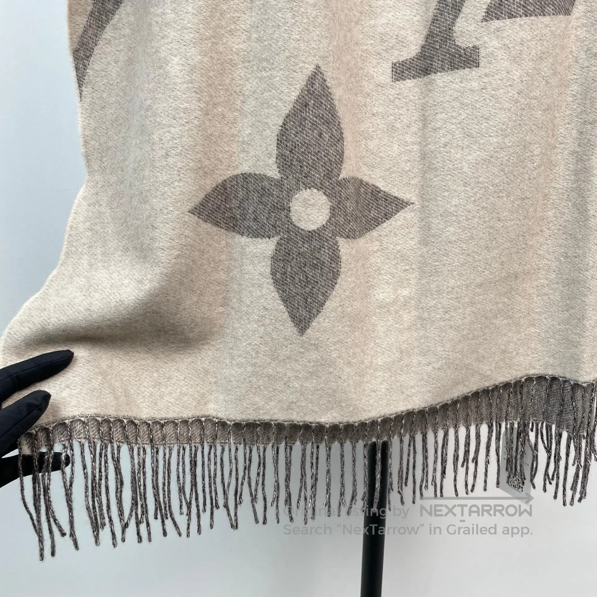 Louis Vuitton Louis Vuitton Gray mixed with ivory cashmere scarf with fr Size ONE SIZE - 7 Thumbnail