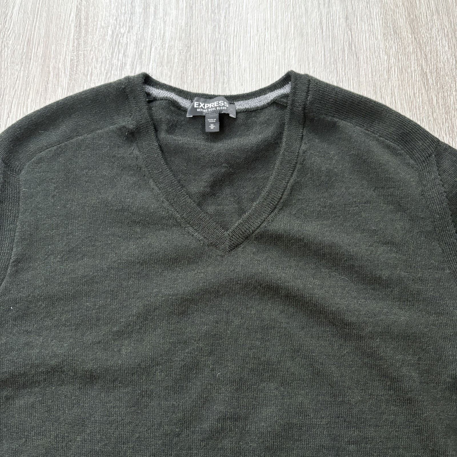 Express Express Men's Merino Wool Blend V-Neck Sweater M Black Long Size US M / EU 48-50 / 2 - 3 Thumbnail