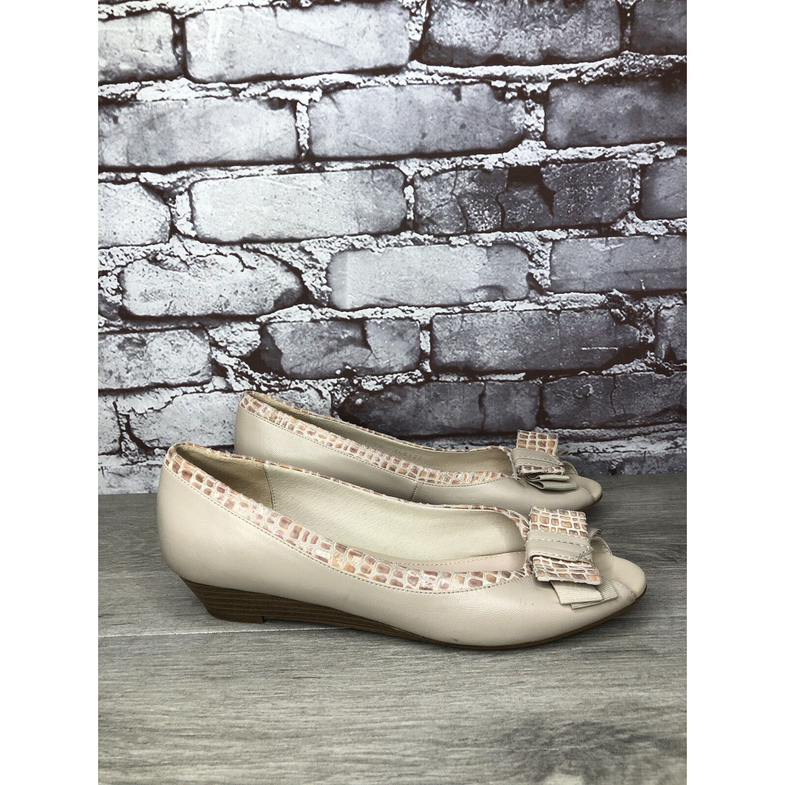 Other LE SAUNDA Ivory Leather Pink Croc Bow Peep Toe Wedges Women’ Size US 7.5 / IT 37.5 - 5 Thumbnail