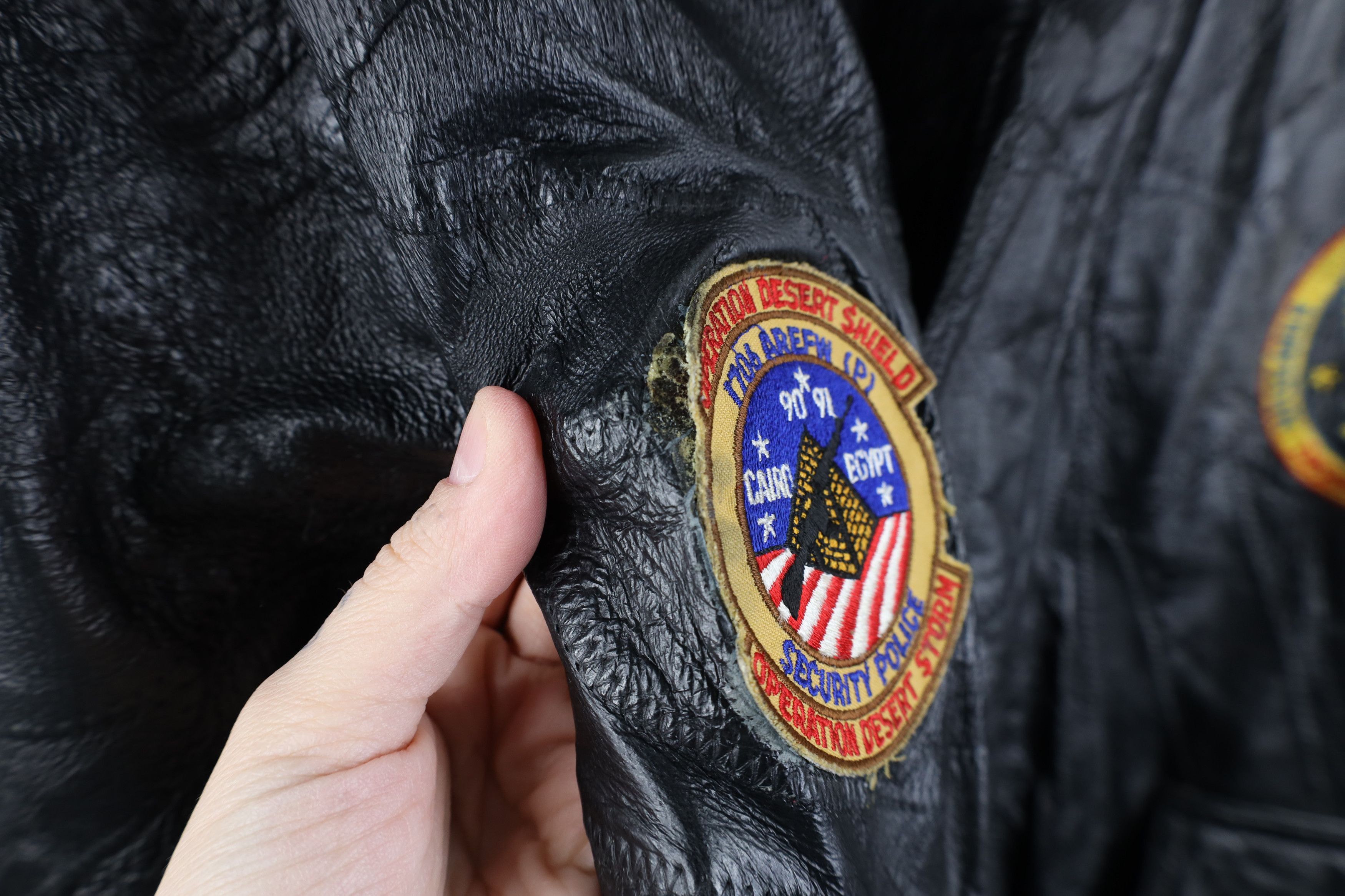 Vintage Vintage 90s Desert Storm Shield Leather Bomber Jacket Black Size US XXL / EU 58 / 5 - 6 Thumbnail