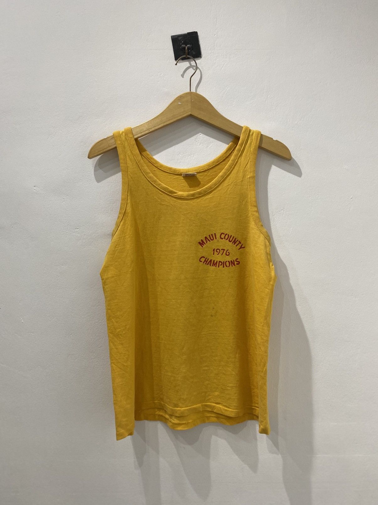Vintage Vintage 70s Tank Top Maui County Champions Hawaiian T-Shirt Size US M / EU 48-50 / 2 - 1 Thumbnail