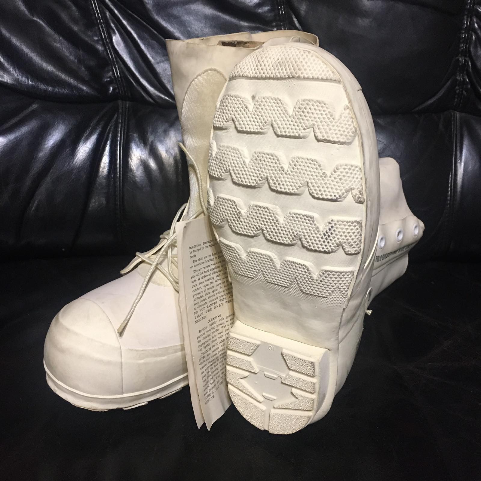 Bata Vintage 80s Mickey Mouse Boots, 7R Size US 7 / EU 40 - 2 Thumbnail