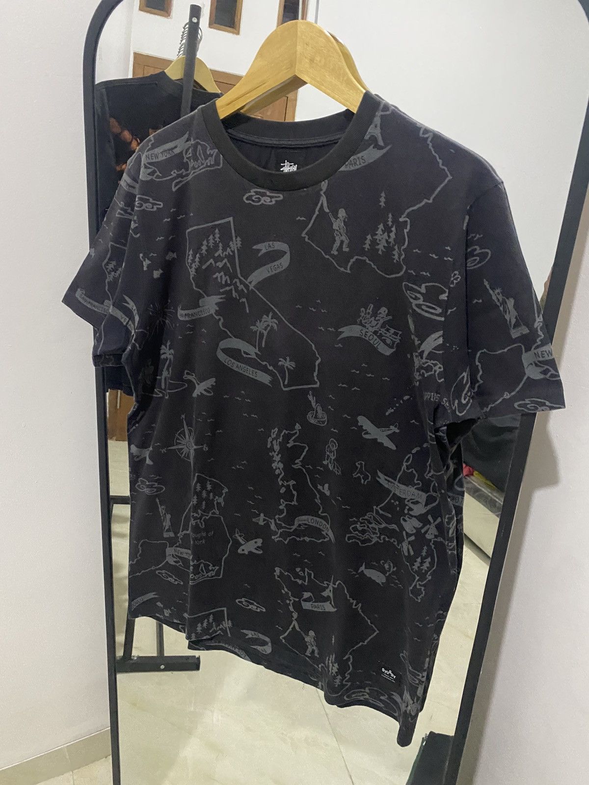 Other Stussy Full Print World Map Tee / Stussy All Over Print Size US L / EU 52-54 / 3 - 1 Thumbnail