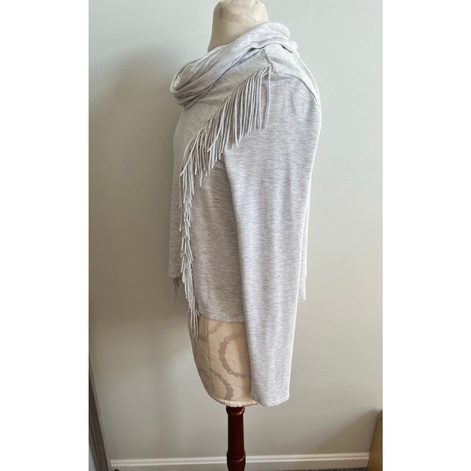 Jessica Simpson Jessica Simpson Fringe Cowl Neck Long Sleeve Sweater Small Size S / US 4 / IT 40 - 3 Thumbnail