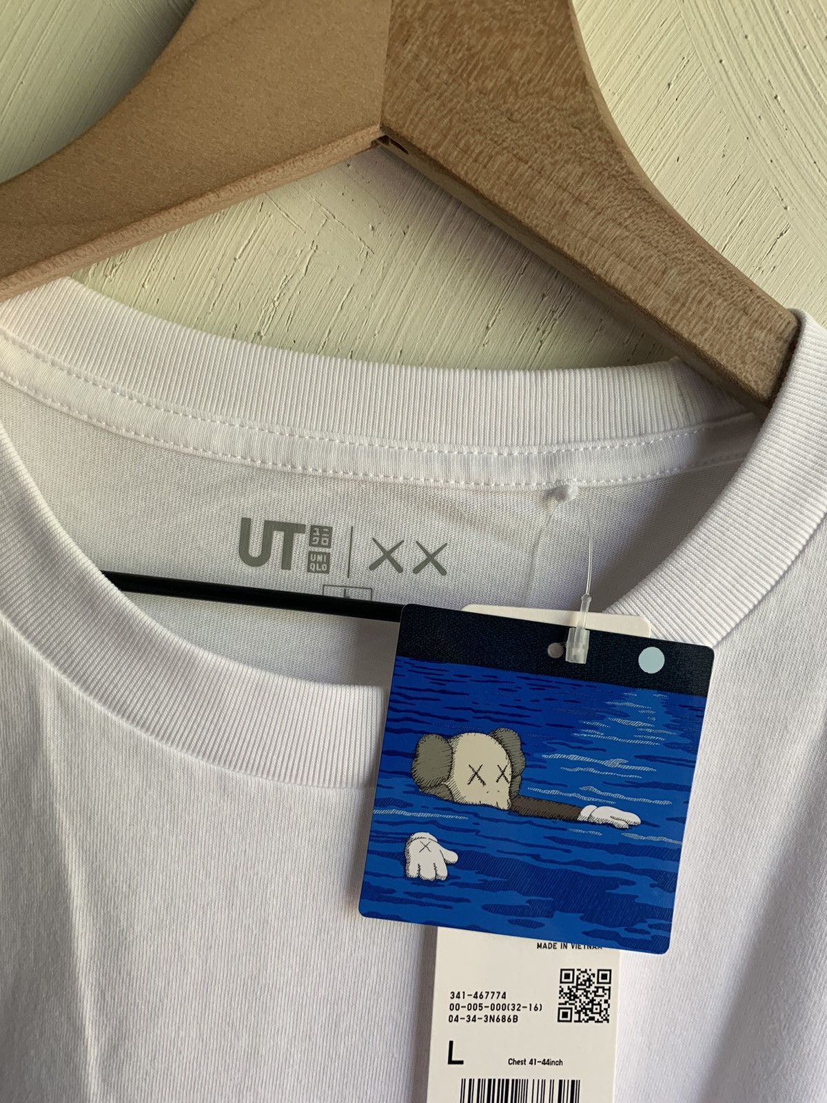 Kaws × Uniqlo Kaws x Uniqlo Time Off Tee White Size US L / EU 52-54 / 3 - 4 Thumbnail