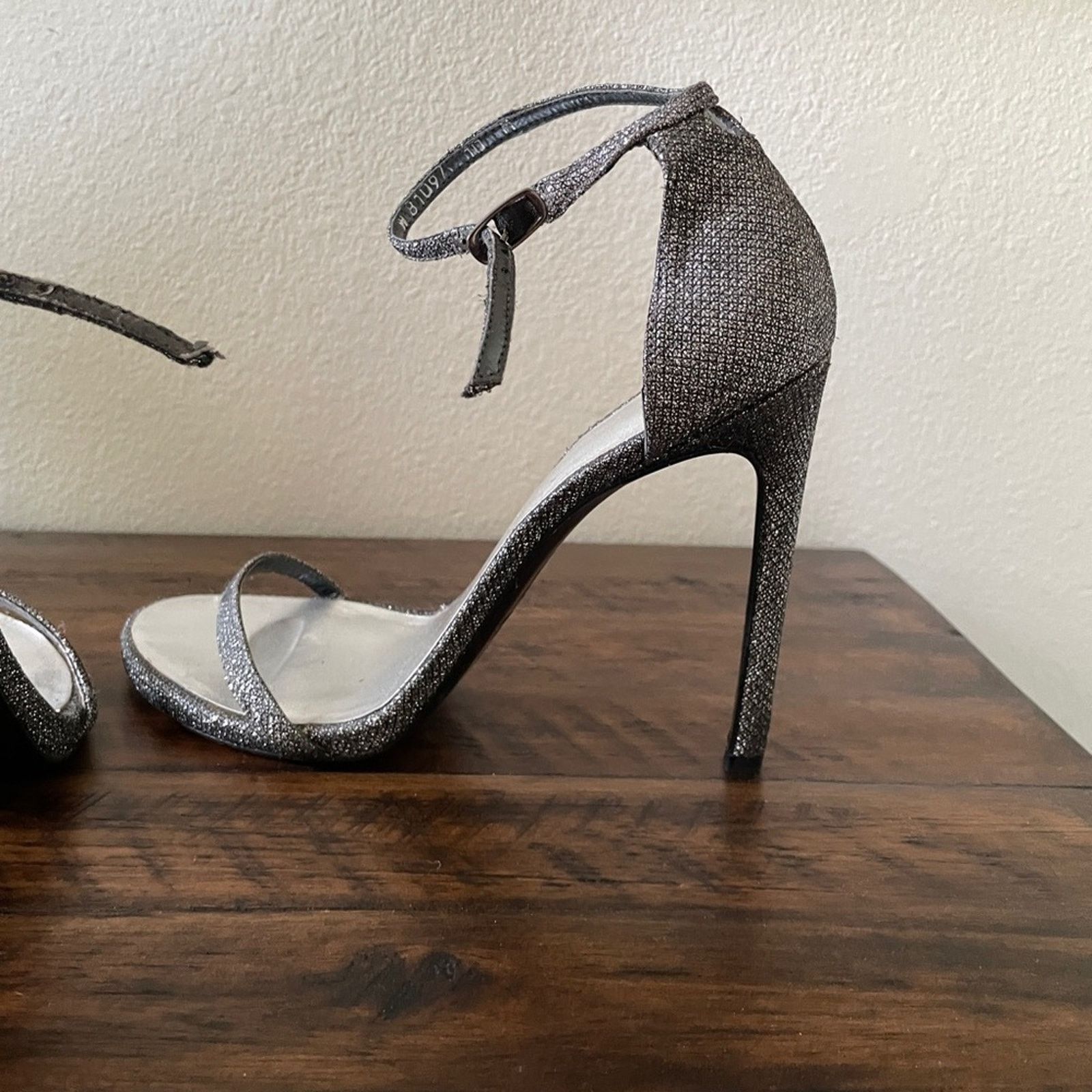 Stuart Weitzman stuart weitzman nudist gray silver sparkly metallic heel Size US 10 / IT 40 - 2 Thumbnail