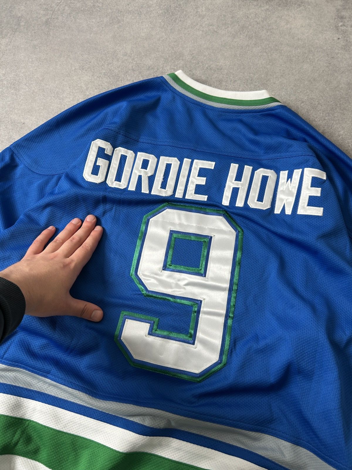 Ccm Vintage Hartford Whalers jersey mens Gordie Howe 9 Size US L / EU 52-54 / 3 - 3 Thumbnail