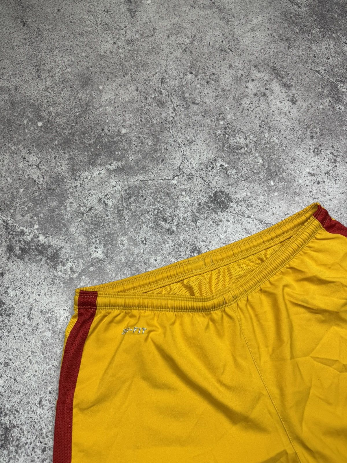Nike 90'S Vintage Nike Barcelona Shorts Size M Y2K Soccer Size US 32 / EU 48 - 4 Thumbnail