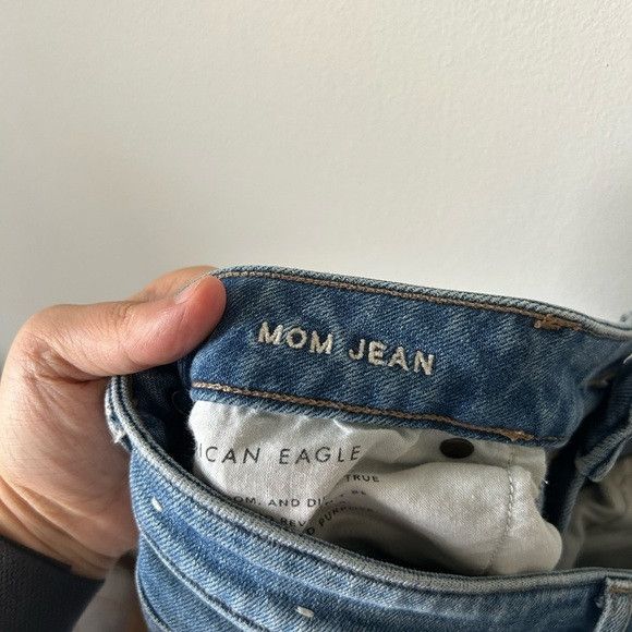 American Eagle Outfitters American Eagle Light Wash Mom Jeans Size 28" / US 6 / IT 42 - 4 Thumbnail