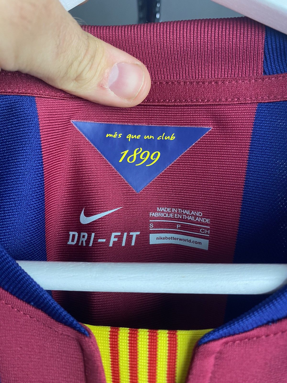 Nike 2014/15 NIKE BARCELONA #22 DANI ALVES FOOTBALL JERSEY SHIRT Size US S / EU 44-46 / 1 - 6 Thumbnail