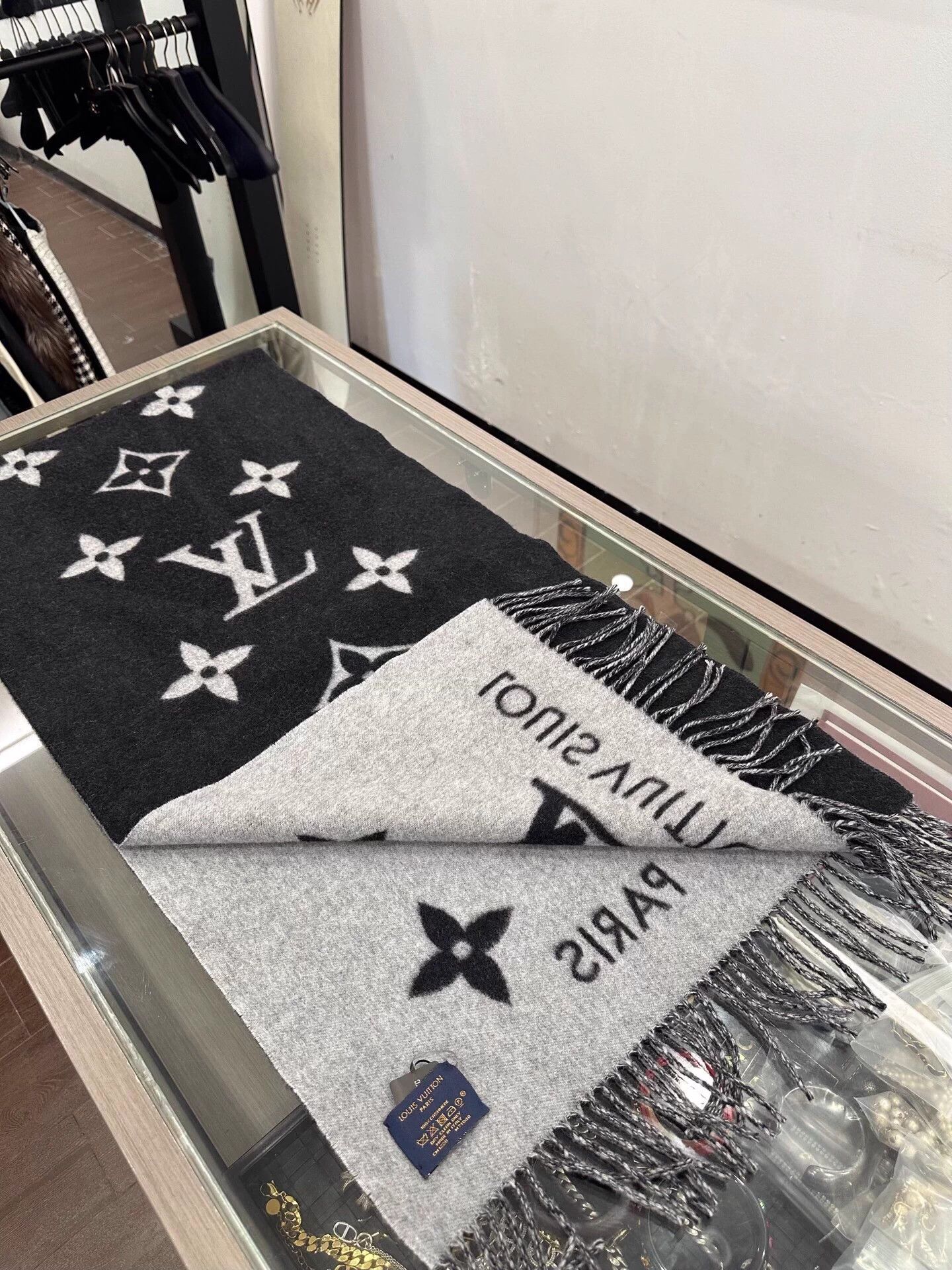 Louis Vuitton LV Reykjavik Monogram Scarf Black & Gray Cashmere Size ONE SIZE - 5 Thumbnail