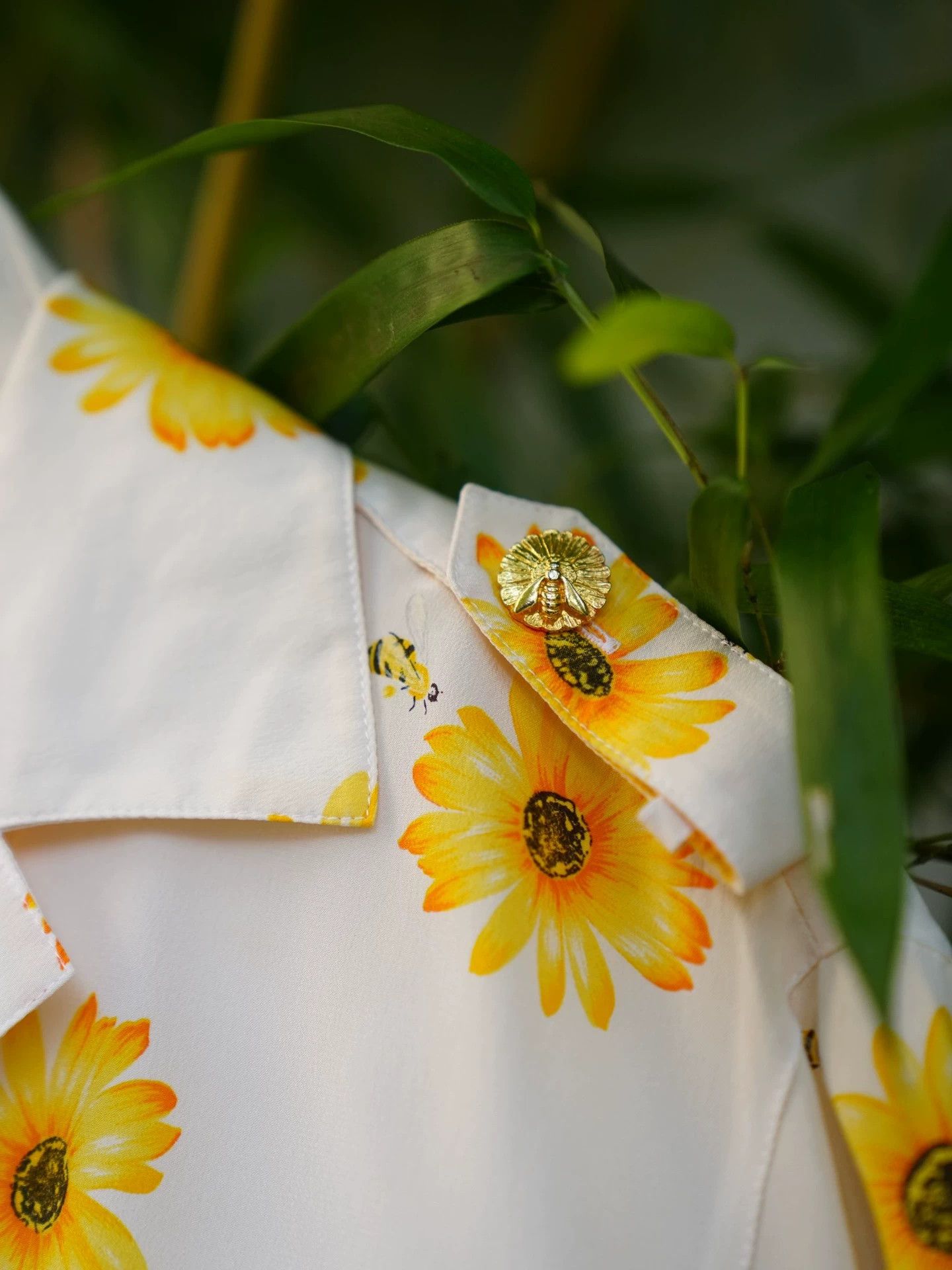 Escada ESCADA Vintage Yellow Daisy & Bee Oversized 38 Short Shirt Size XS / US 0-2 / IT 36-38 - 3 Thumbnail