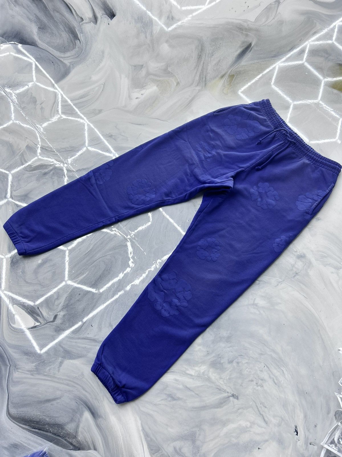 DENIM TEARS Denim Tears Monochrome Cotton Wreath Sweatpants Washed Blue Size US 34 / EU 50 - 3 Thumbnail