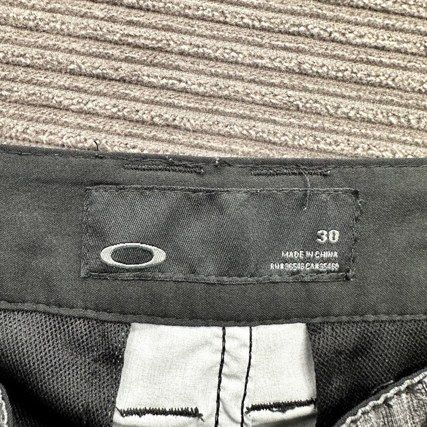 Oakley Oakley Shorts Men 30 Gray Polyester Outdoors Beach Weekend Inseam 11 in Regular 5-Pocket Logo Zipper Drawstring Board Style Mockup Size US 30 / EU 46 - 3 Thumbnail
