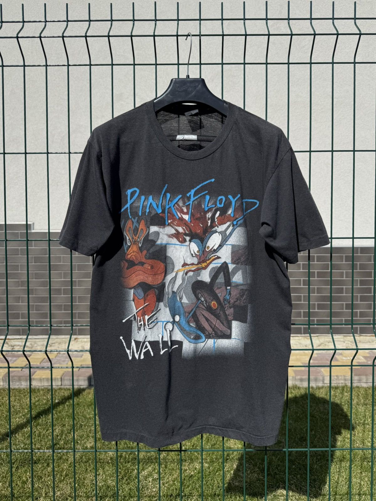 Band Tees Vintage 1995 Pink Floyd The Wall Single Stitching Tee Size US L / EU 52-54 / 3 - 4 Thumbnail