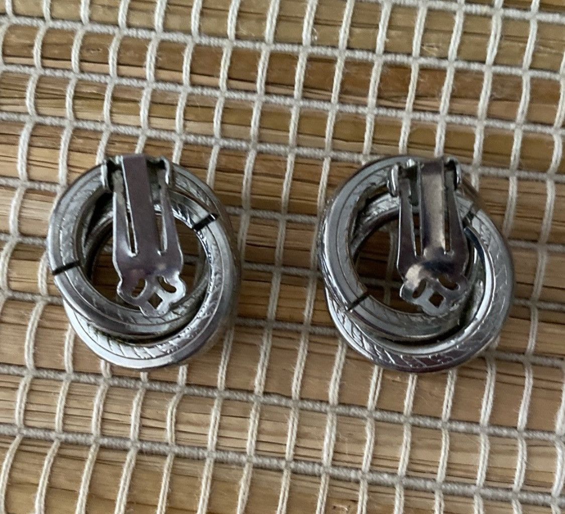 Vintage VINTAGE SILVER ENGRAVED ENTANGLED HOOP CLIP ON EARRINGS Size ONE SIZE - 4 Thumbnail