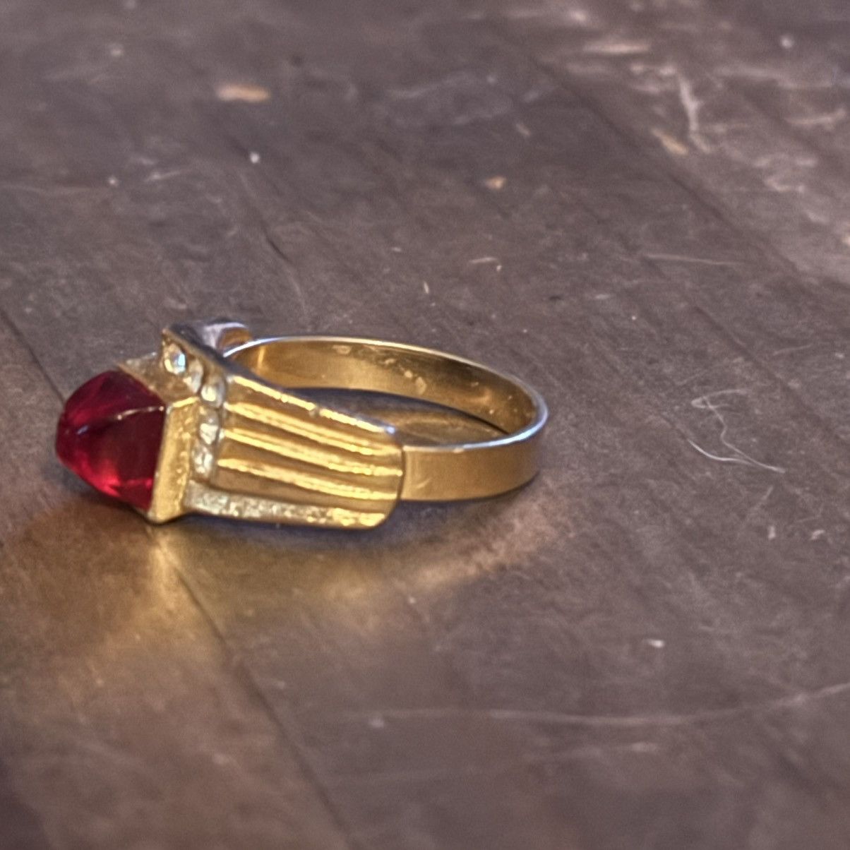 Vintage Vintage gold tone red pyramid stone ribbed ring Size ONE SIZE - 8 Thumbnail