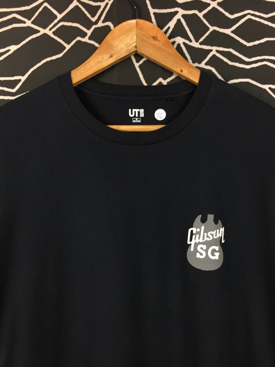 Uniqlo Uniqlo Gibson Brands Inc. 2021 Gibson SG Guitar Graphic Tee Size US M / EU 48-50 / 2 - 6 Thumbnail