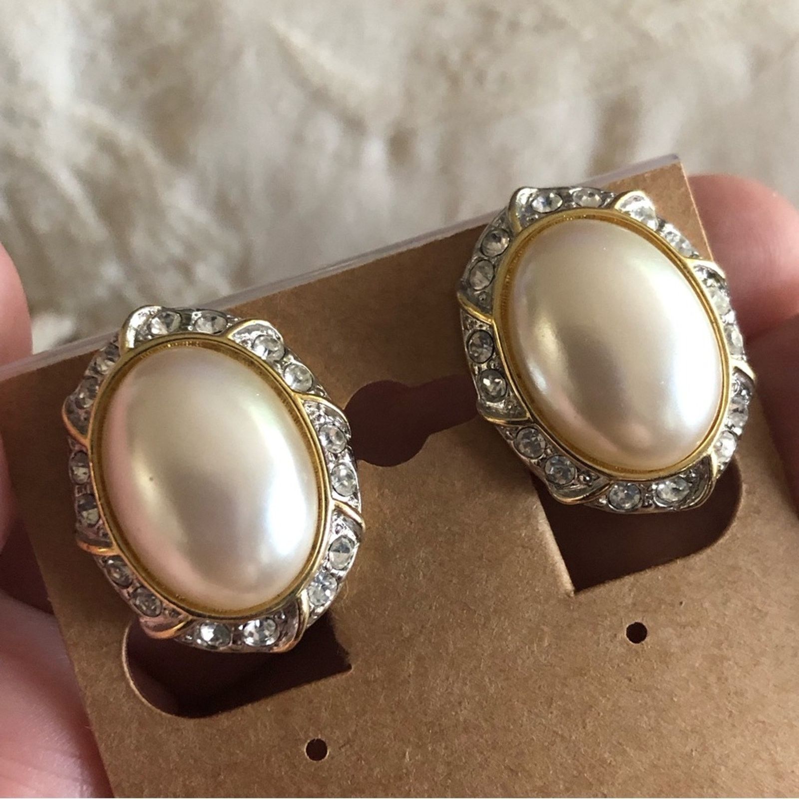 Vintage Vintage 70s oval cream pearl halo clip on earrings Size ONE SIZE - 7 Thumbnail