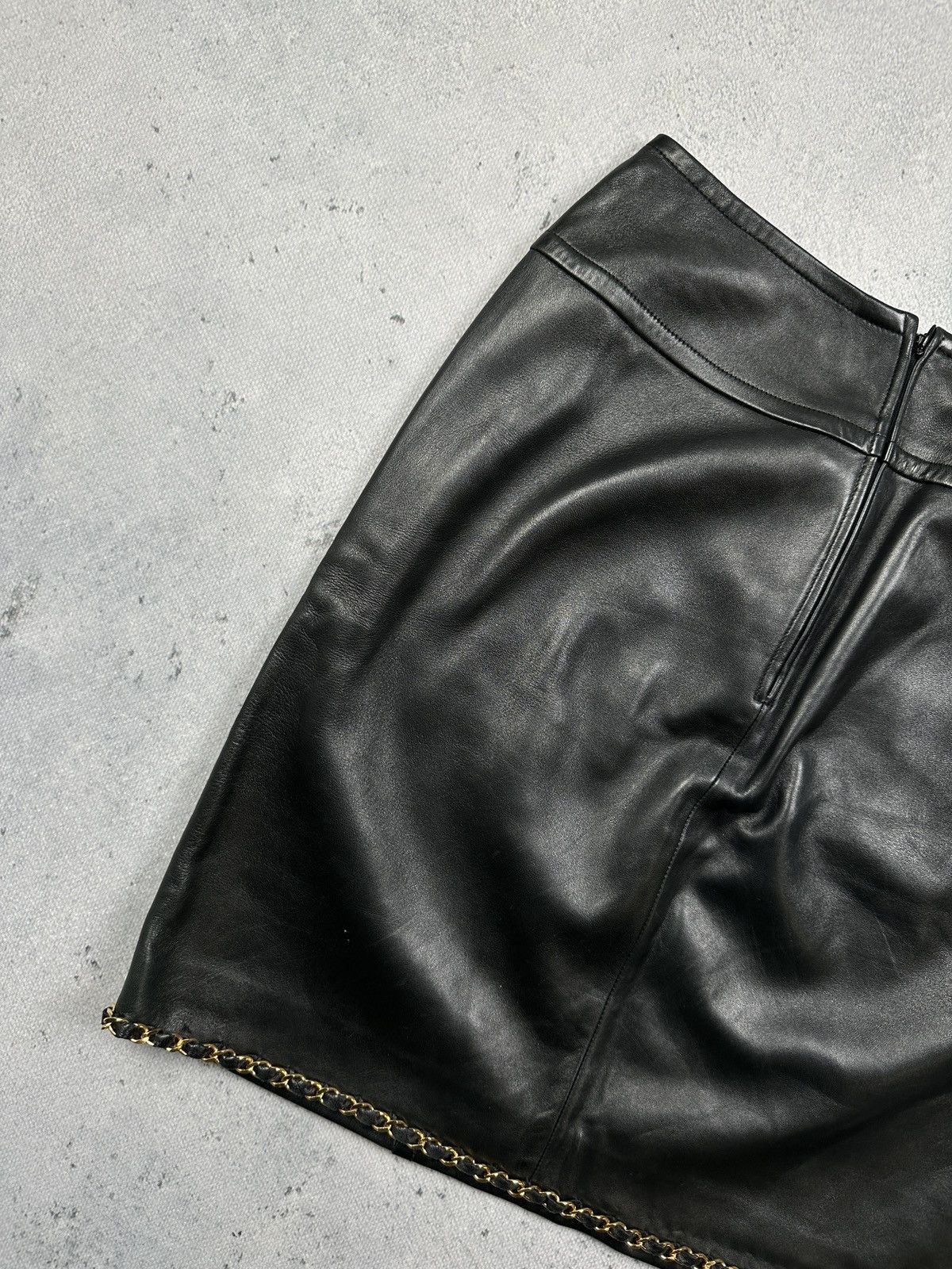 Chanel Vintage Chanel Boutique Black Leather Skirt Gold Chain Trim Size 28" / US 6 / IT 42 - 12 Thumbnail