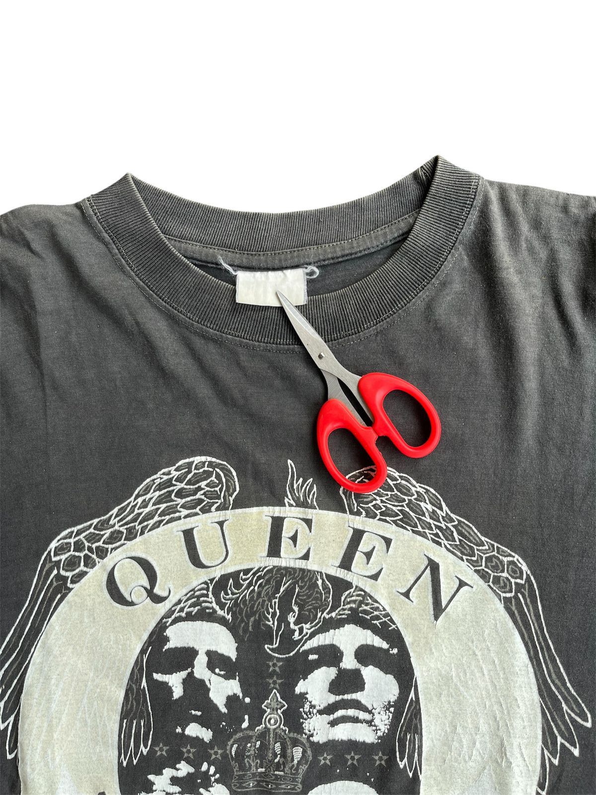 Band Tees 90s Queen We Are The Champion Tshirt Size US XL / EU 56 / 4 - 2 Thumbnail