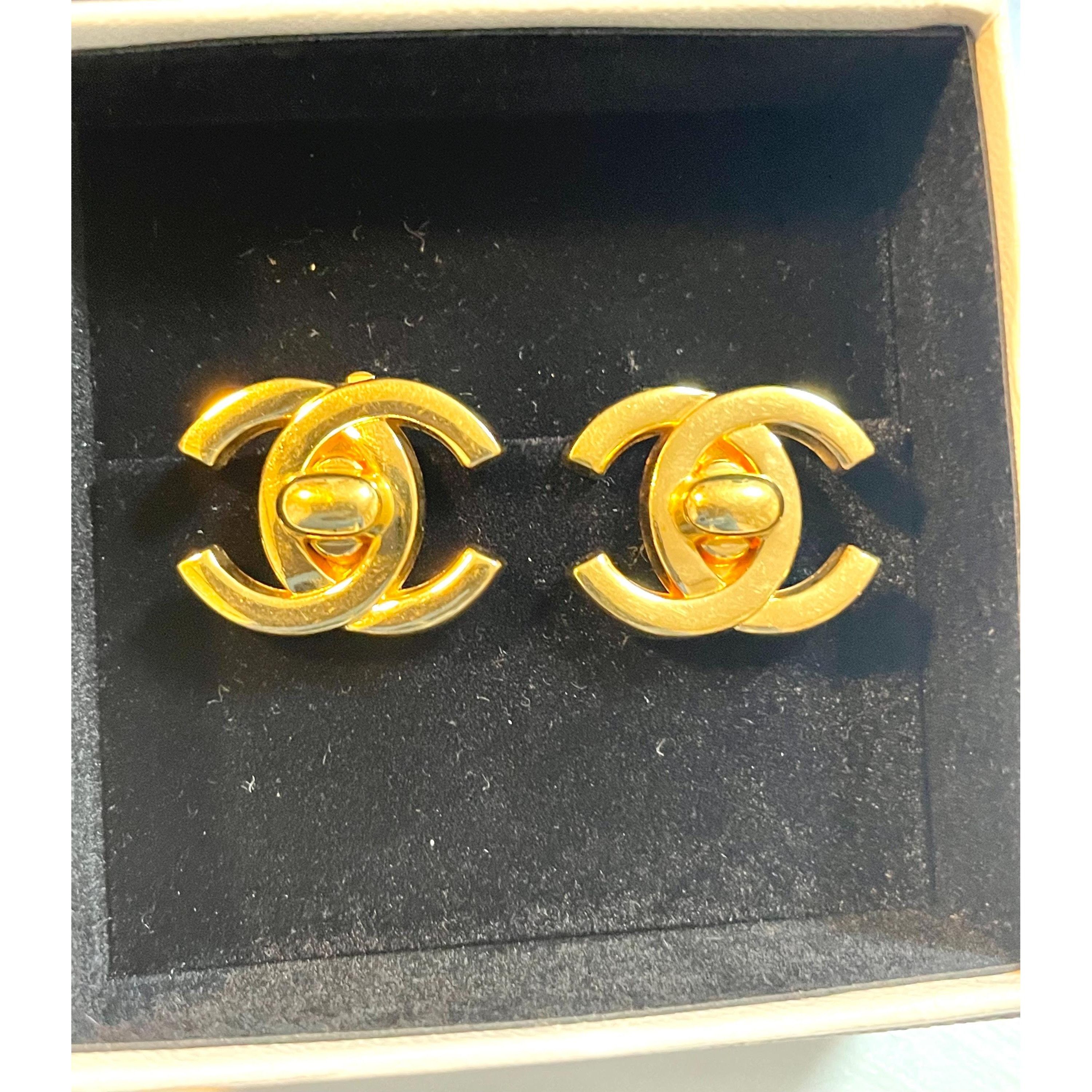 Chanel Vintage CHANEL golden turn lock CC earrings. Very classic an Size ONE SIZE - 10 Thumbnail