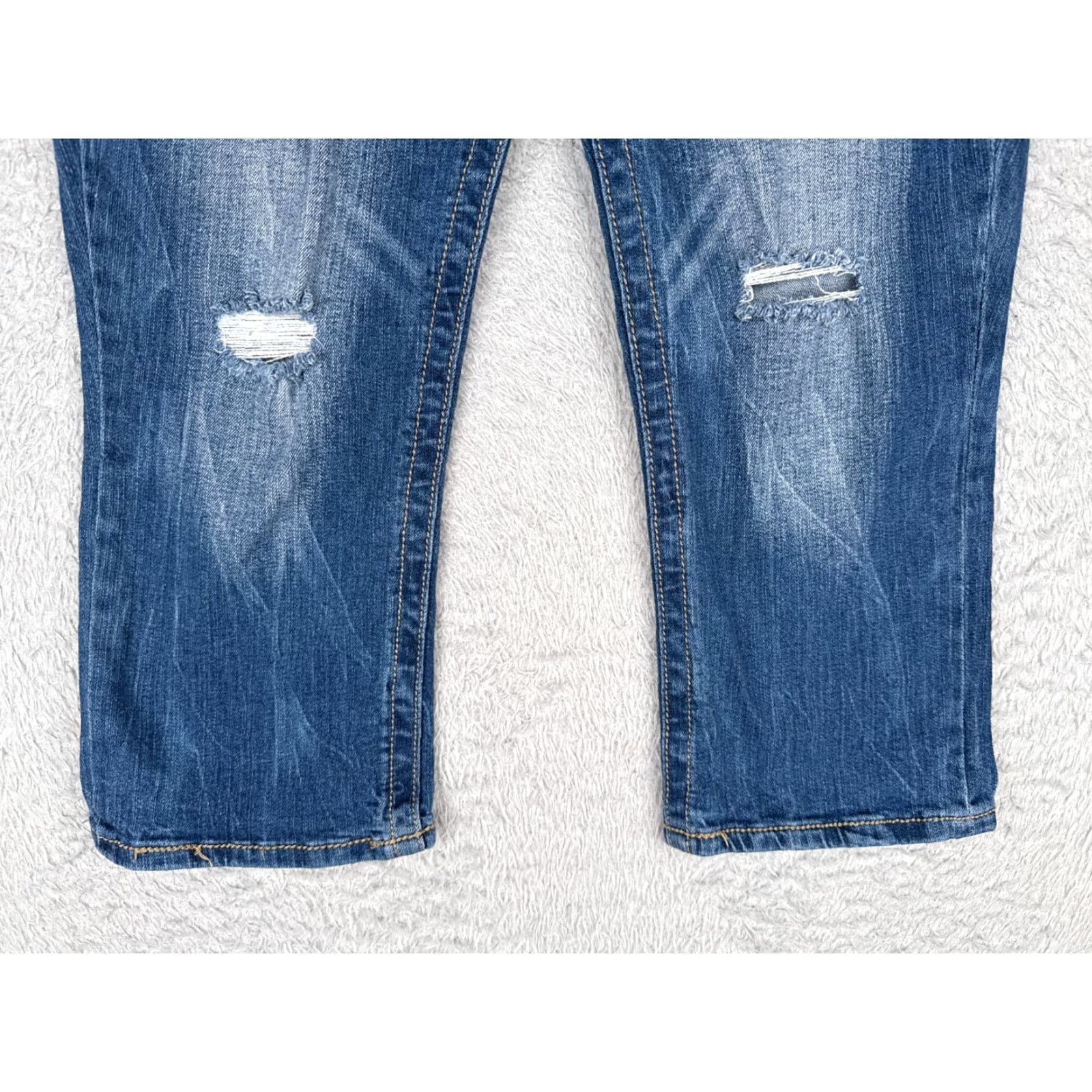 Vintage No Boundaries Jeans Capri Juniors 15 Blue Denim Low Rise 20in Inseam 30x20 Embroidered Distressed 5-Pocket Denim Cotton Blend Womens Jeans Size 36" / US 14 / IT 50 - 2 Thumbnail