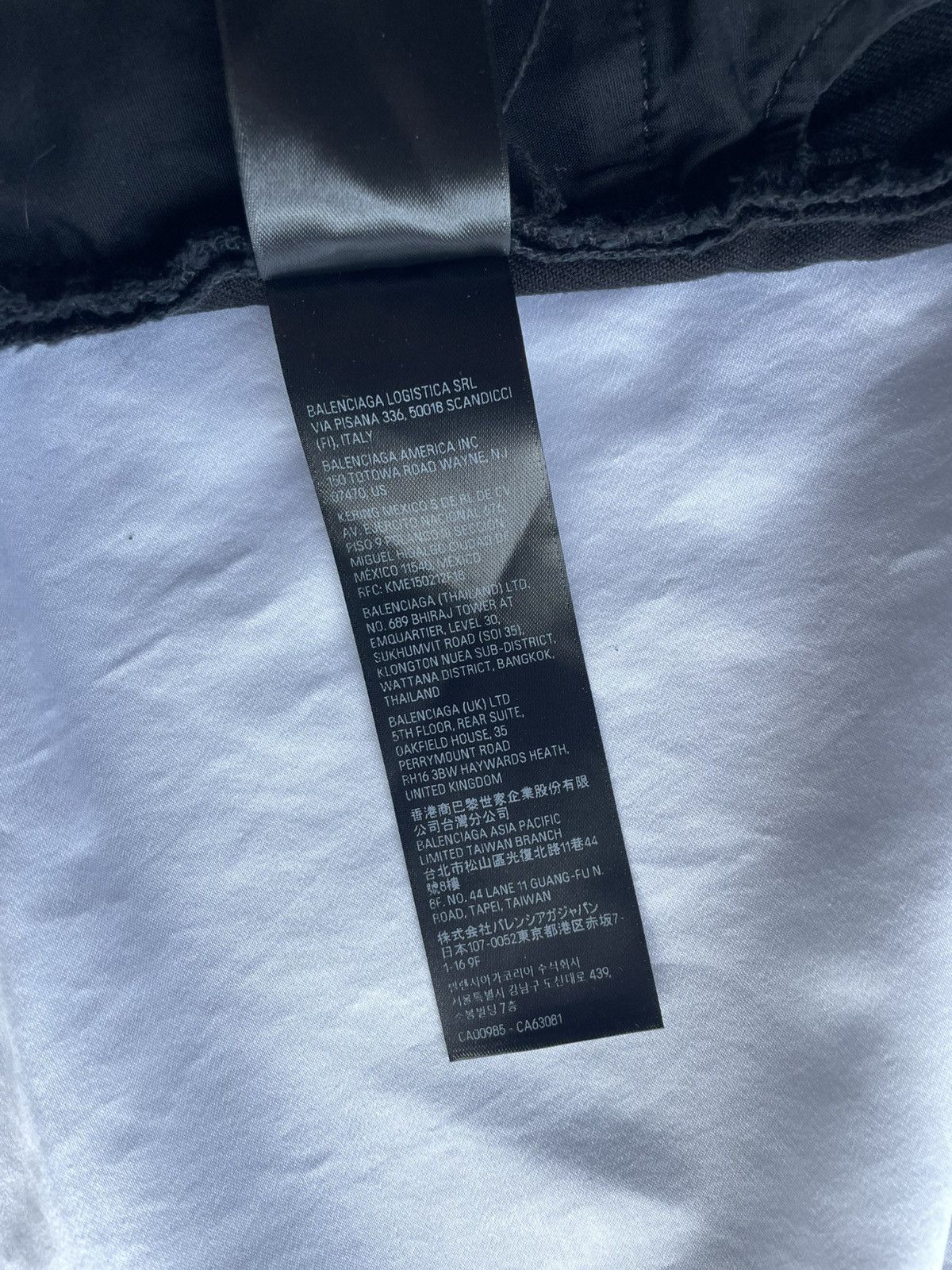Balenciaga Balenciaga Size Tag Baggy Jeans Size US 34 / EU 50 - 13 Thumbnail