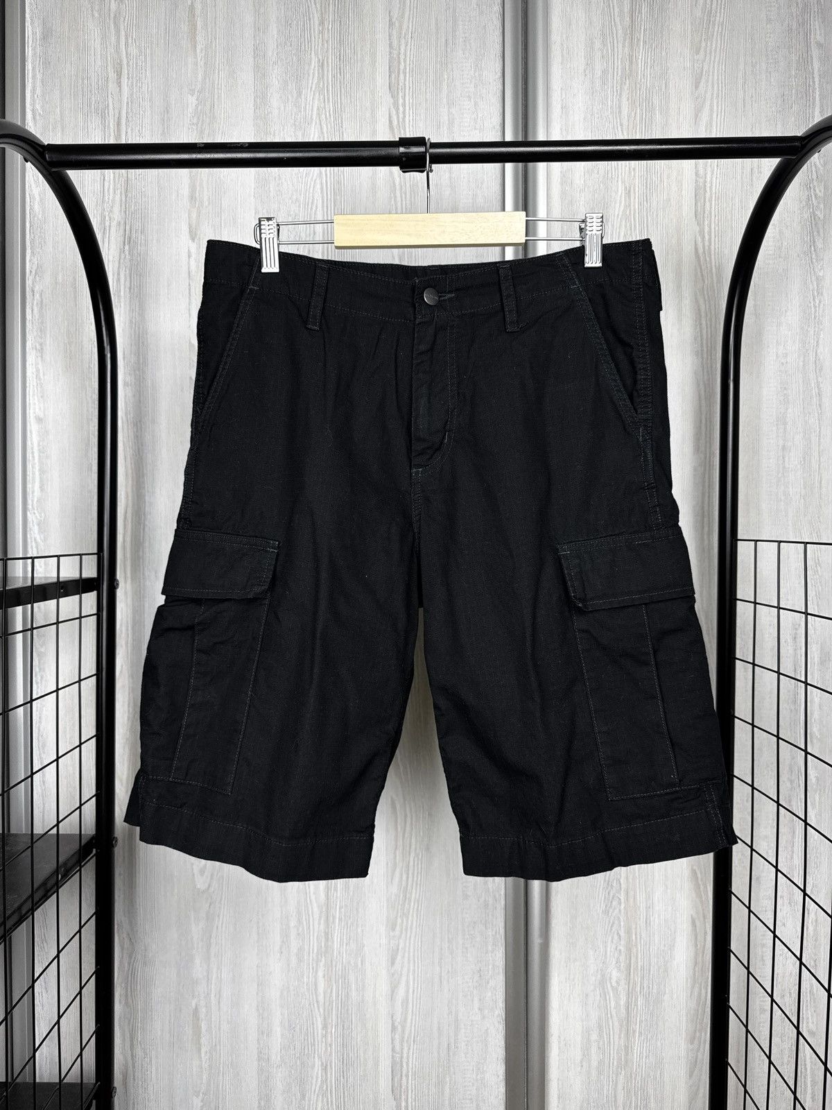 Carhartt Wip Carhartt WIP black regular cargo shorts Size US 32 / EU 48 - 1 Thumbnail