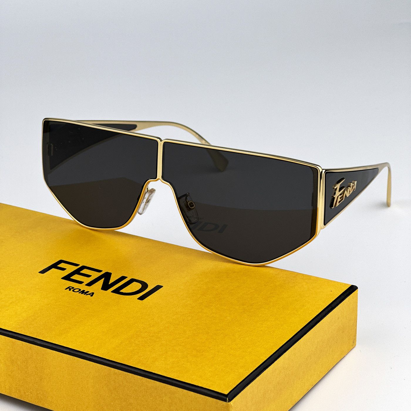 Sunglasses Fendi FE40042U 01c