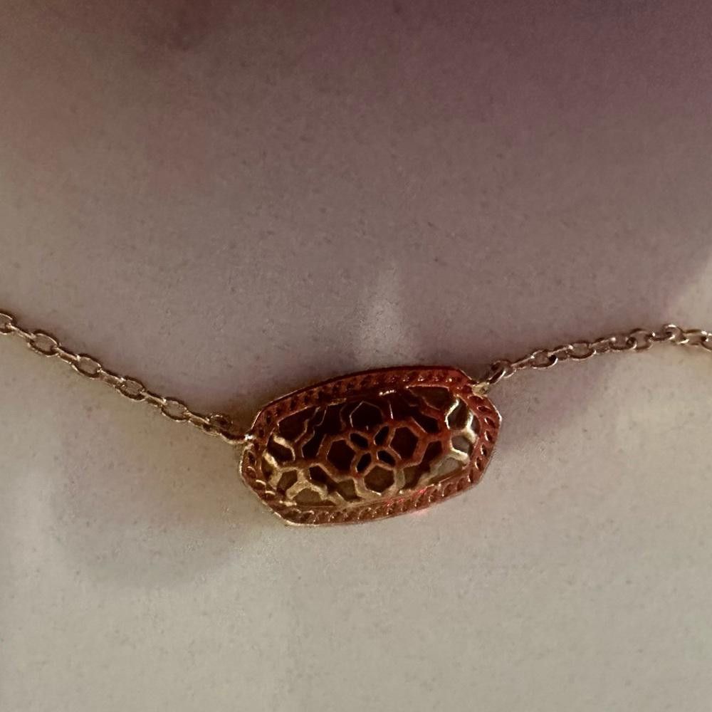 Kendra Scott Kendra Scott Elisa Rose Gold Oval Filigree Pendant Necklace Size ONE SIZE - 6 Thumbnail