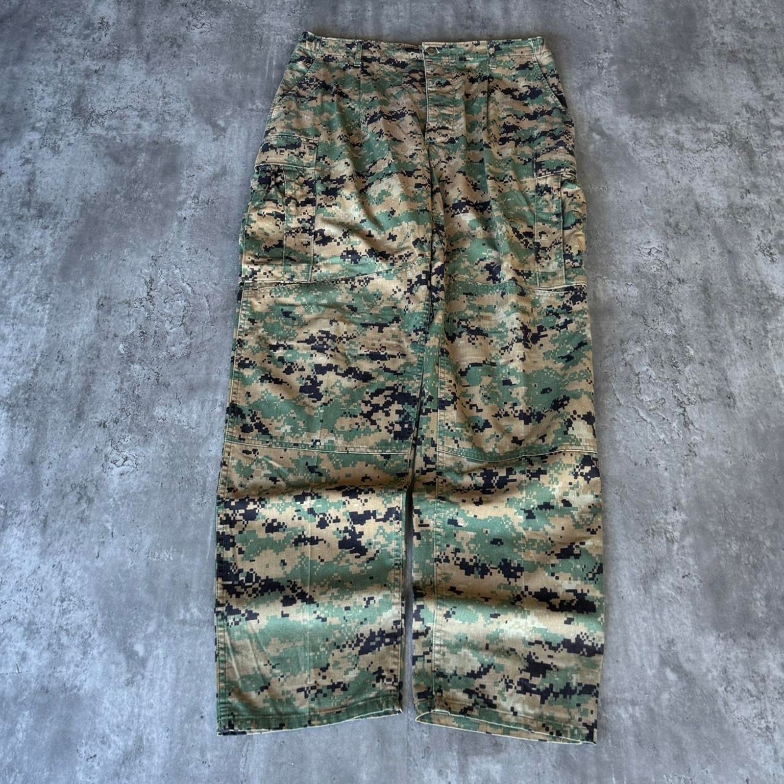 Vintage Y2K Carhartt Style Baggy Camo Technical Cargo Pants