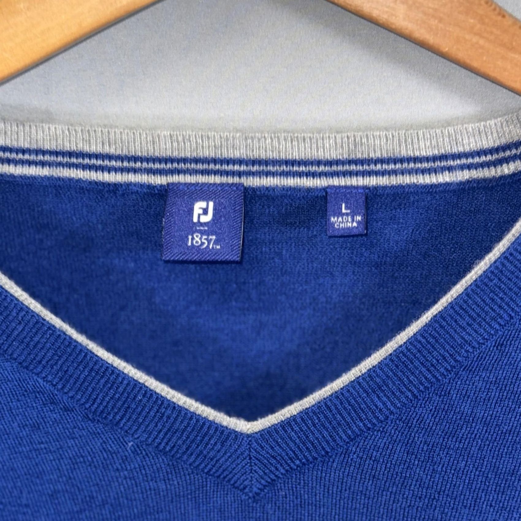 Footjoy FootJoy Sweater Mens L Blue 100% Cashmere V Neck Pullover Soft Gray Trim Size US L / EU 52-54 / 3 - 4 Thumbnail